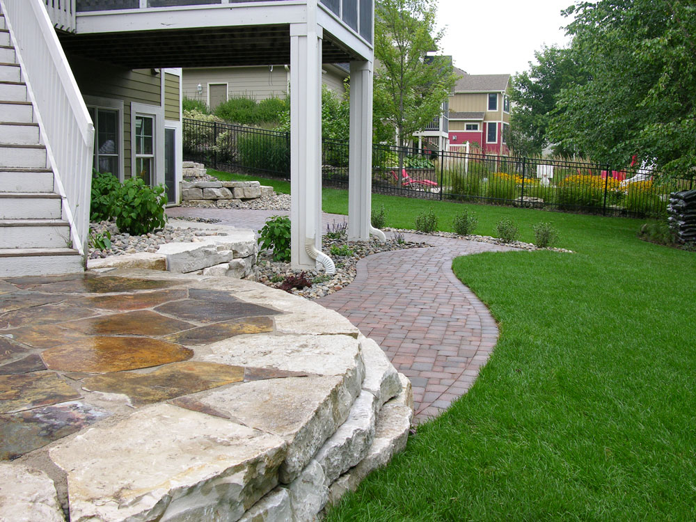 Autumn Flame flagging stone was used as an accent.